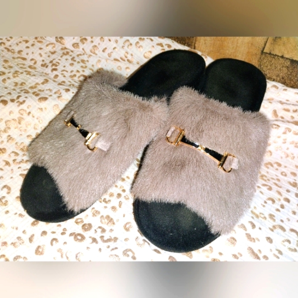 Cozy House Furry House Gray Open Toe Slippers Size 40-41